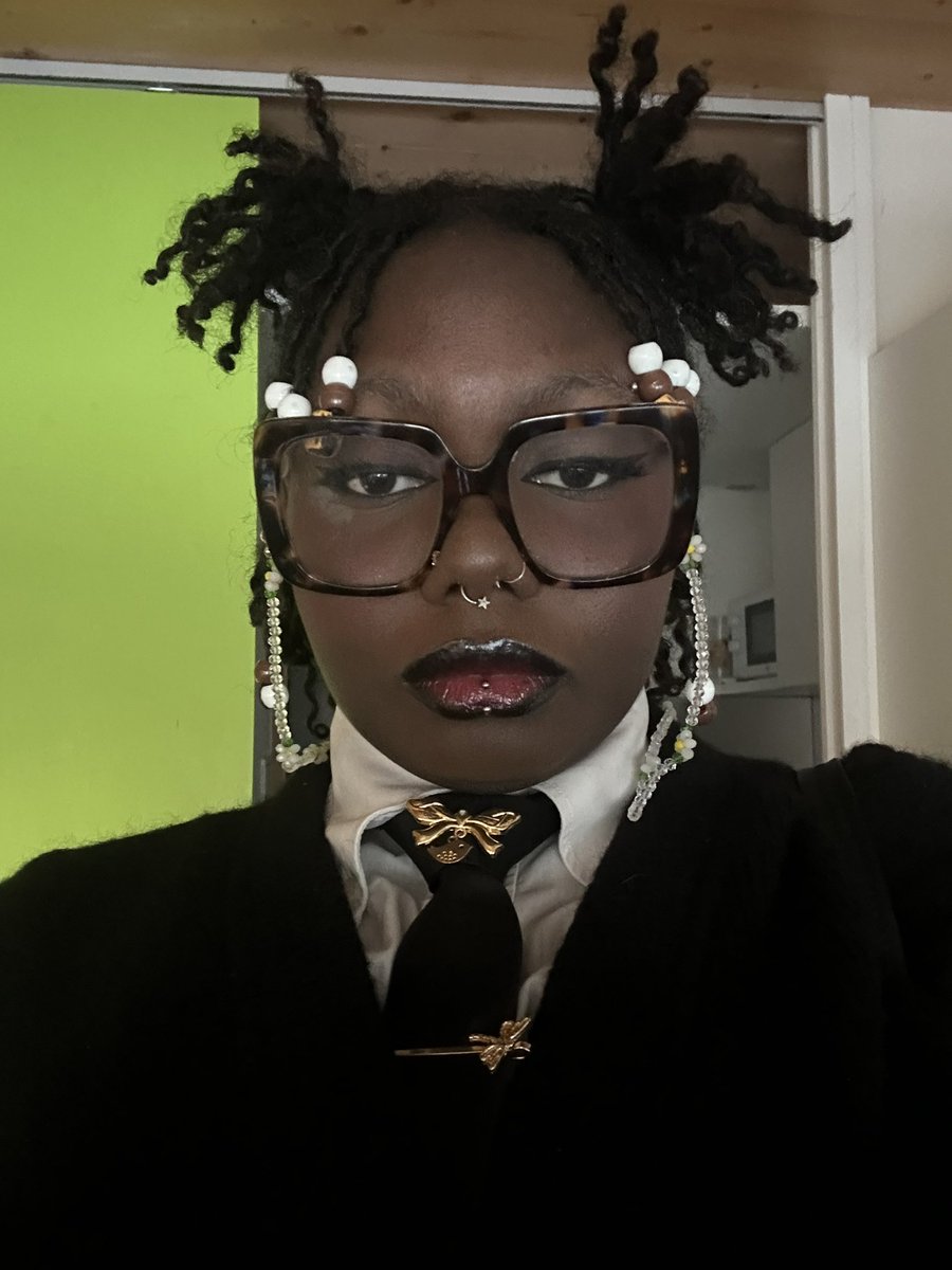 t3lly0urfr1ends's tweet image. je fais tout le temps la gueule pcq je suis timide et c’est ok