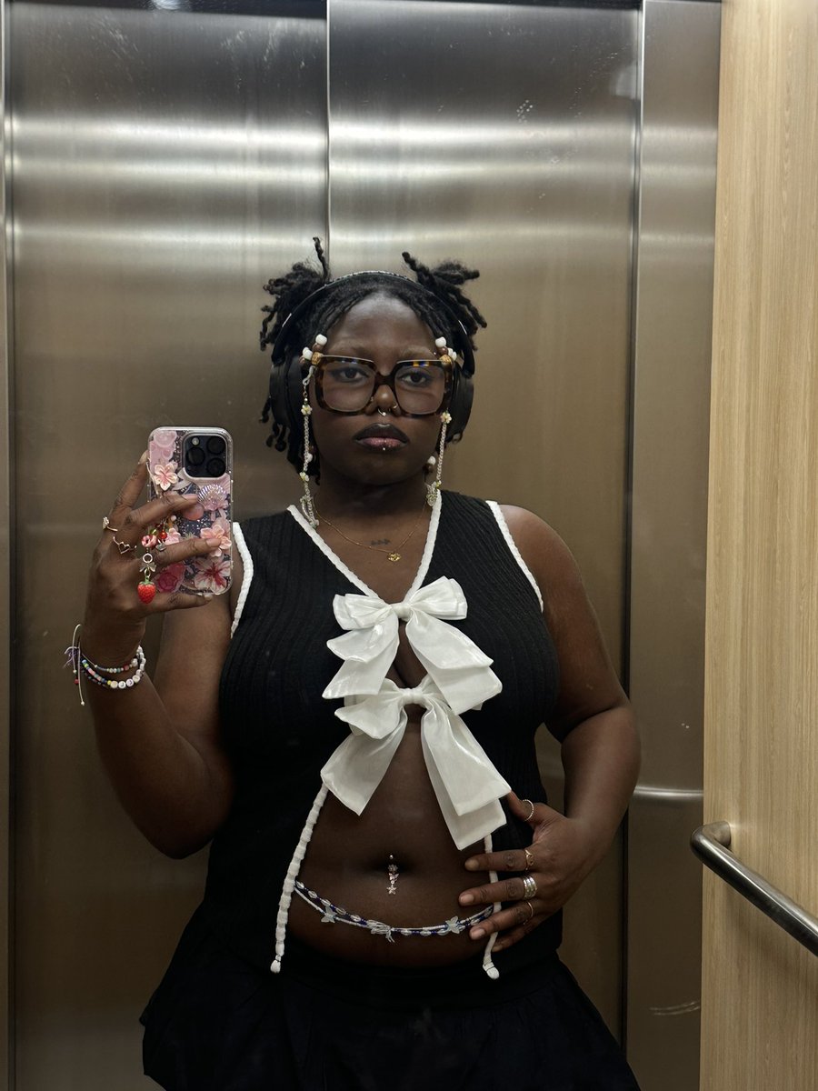 t3lly0urfr1ends's tweet image. je fais tout le temps la gueule pcq je suis timide et c’est ok