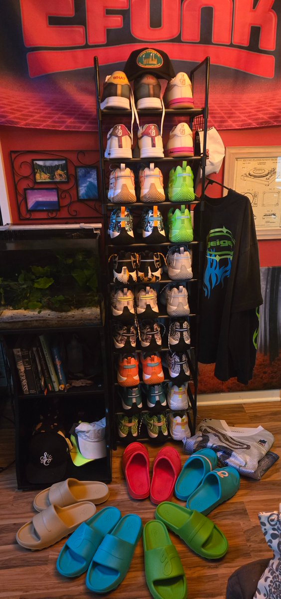 SeeeeJay_'s tweet image. It was a very Geiger Xmas @JohnGeiger_ got 3 mystery boxes for myself to bulk up my collection, plus a couple gifts from my Mom. And got my wife a mystery box as well. Insane value!!