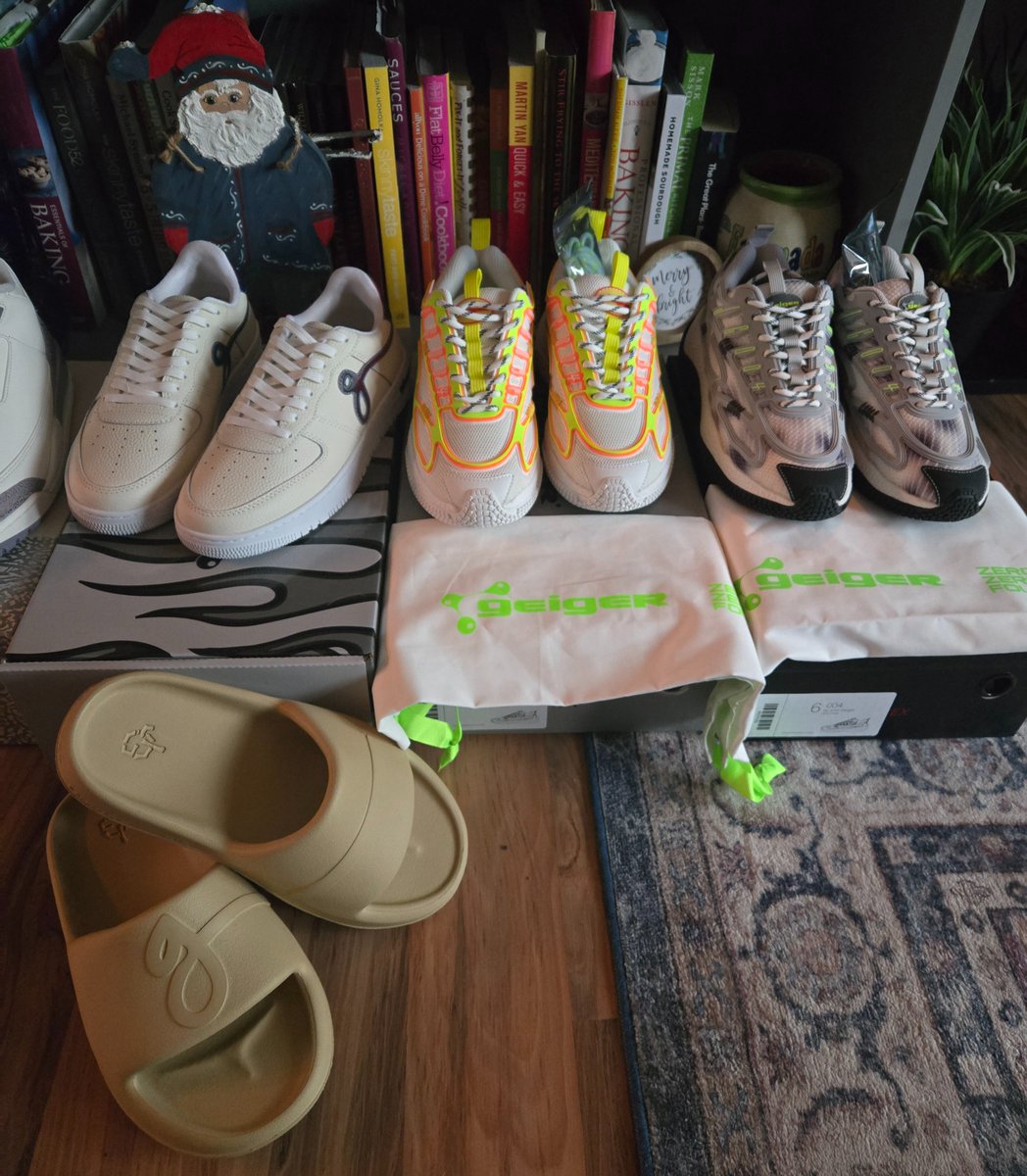 SeeeeJay_'s tweet image. It was a very Geiger Xmas @JohnGeiger_ got 3 mystery boxes for myself to bulk up my collection, plus a couple gifts from my Mom. And got my wife a mystery box as well. Insane value!!