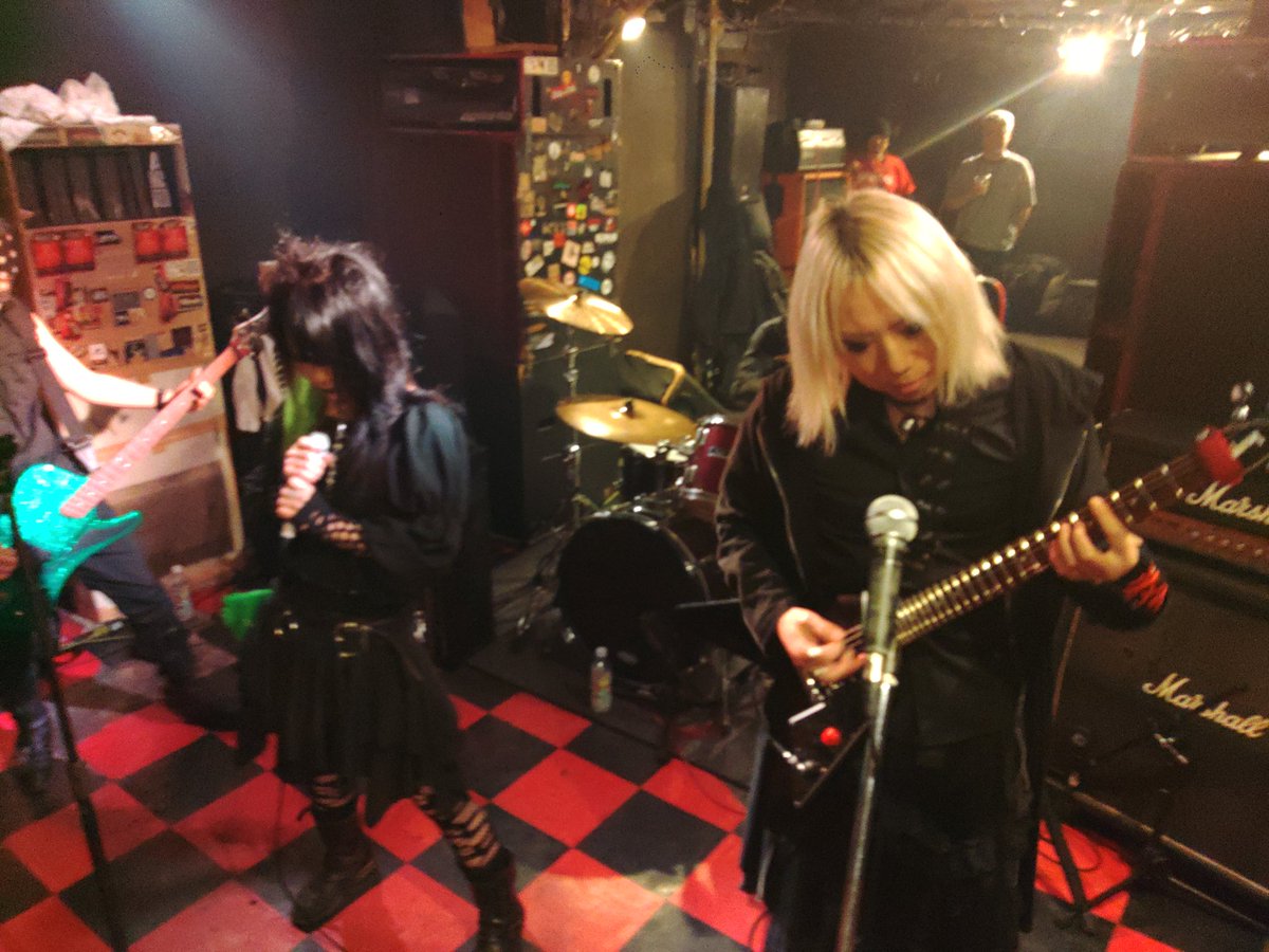 kamikawa1981's tweet image. アソウさんが俗世から解脱前の
ラストLIVEを堪能しまた。
メルおっさんは今日もカッコ良いギターを弾いてました！！