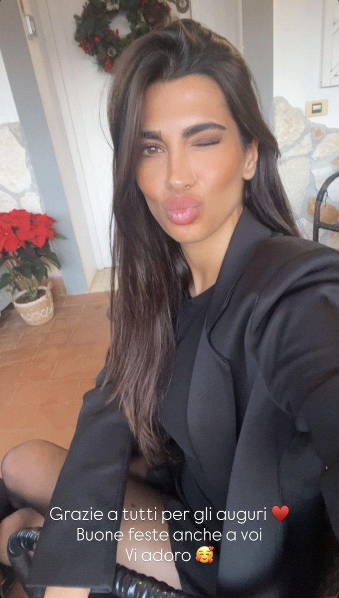 Cleo7_'s tweet image. LA bellissima dopo aver letto tanti “che porco” è arrivata a ristabilire l’ordine facendoci sottoneggiare anche per lei🤣
 #rashmer