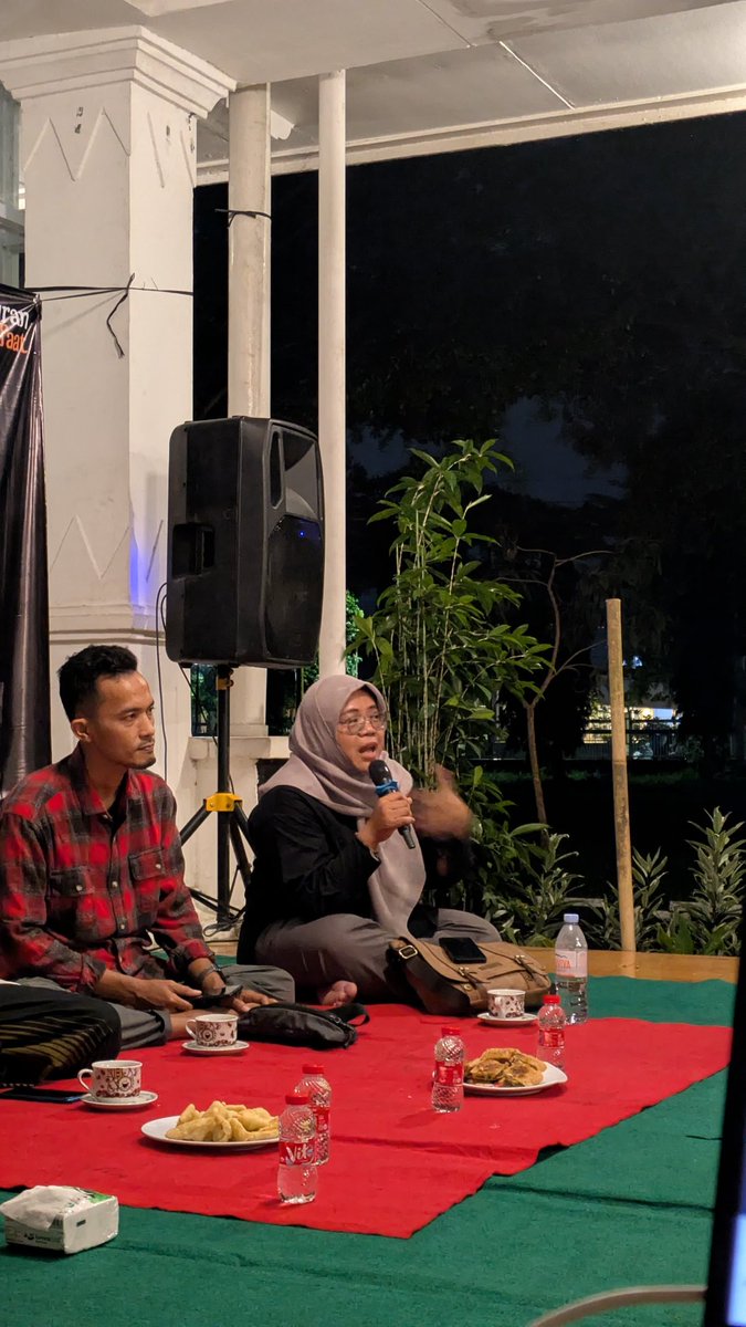 Mbak Rofi dari KPU Banyumas menyampaikan pentingnya Pendidikan Politik untuk masyarakat #JSDes