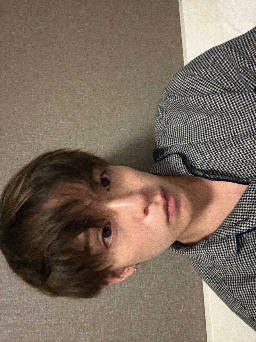 as0ahi's tweet image. 眠い、寝たい。おやすみ、テウメ。でもその前に、まずは私の服を見せたい。きっとお馴染みの服だよ。まあ、言ってしまえばもう分かるけど。ああ、気にしないで。目が疲れたから、テウメ。寝るのを忘れないでね