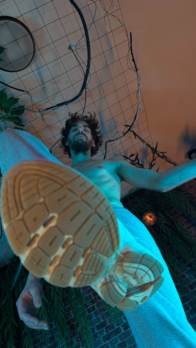 ShrunkenProd's tweet image. As a tiny bug, you have to see Kavod’s feet as huge buildings! Do you prefer them with shoes or barefoot? Look from your point of view how he dominates you!

#malefoot #Sizetwitter #feetworshi̇p #shoes #giant #malegiant #malesole #giantboy #feet_pic