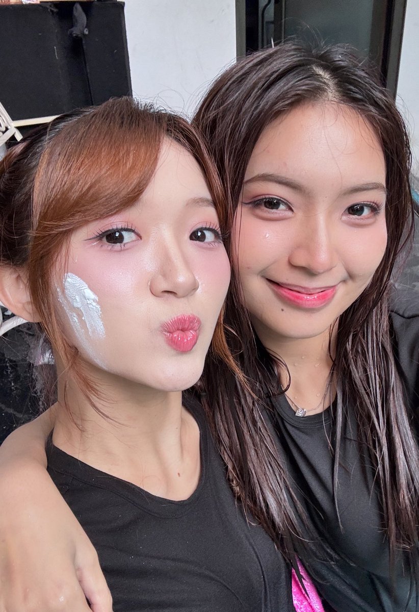 AU_LiaJKT48's tweet photo. loveeee ci ge 💘💘💘💘 semangat last show tomorrow ciciii!! 🥹 https://t.co/uej6IsPYCy