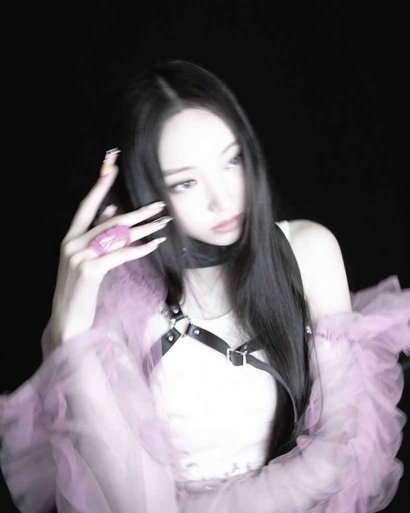JungChaeyeoc's tweet photo. ( 🍷👠 ), 주인공

wrapped in pink and serving looks that could end whole careers. https://t.co/V1tcmLRqMX