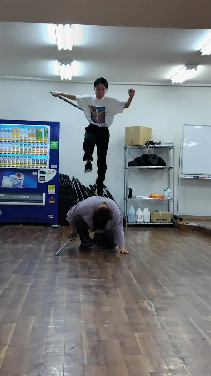 始まる前にスタジオ借りて一緒に殺陣作らない？と素敵なお誘いをいただいたので参加してきた。人を飛び越えてをやりたかったのでやらせてもらった。着地が大事だよと教わってるのでサポーター付けて着地だけしっかりした。土台職人のおかげで跳べたぜありがとう👊