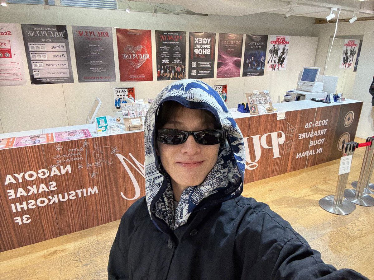 as0ahi's tweet image. トレジャーショップにいると、みんなの気持ちになってみんなを応援している気持ちになれるので、本当に嬉しいです。アルバムのポスターがこんなにたくさん飾られるとは思っていなかったので、本当に嬉しいです。本当にありがとうございます！