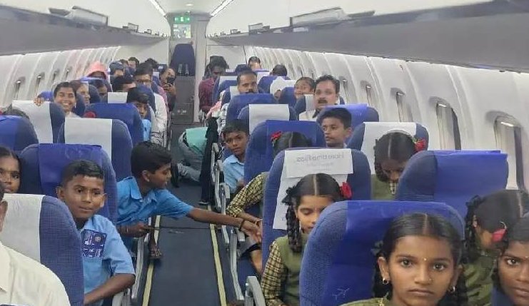 TweetzBallari's tweet photo. #Koppal In an inspiring gesture, govt school headmaster Birappa Andagi sponsored a flight trip to #Bengaluru for 24 students from Bahadurbandi village many flying for the first time.

Spending nearly ₹5 lakh from his own pocket he proved education is about giving wings to dreams. ✈️

#Koppala #Ballari