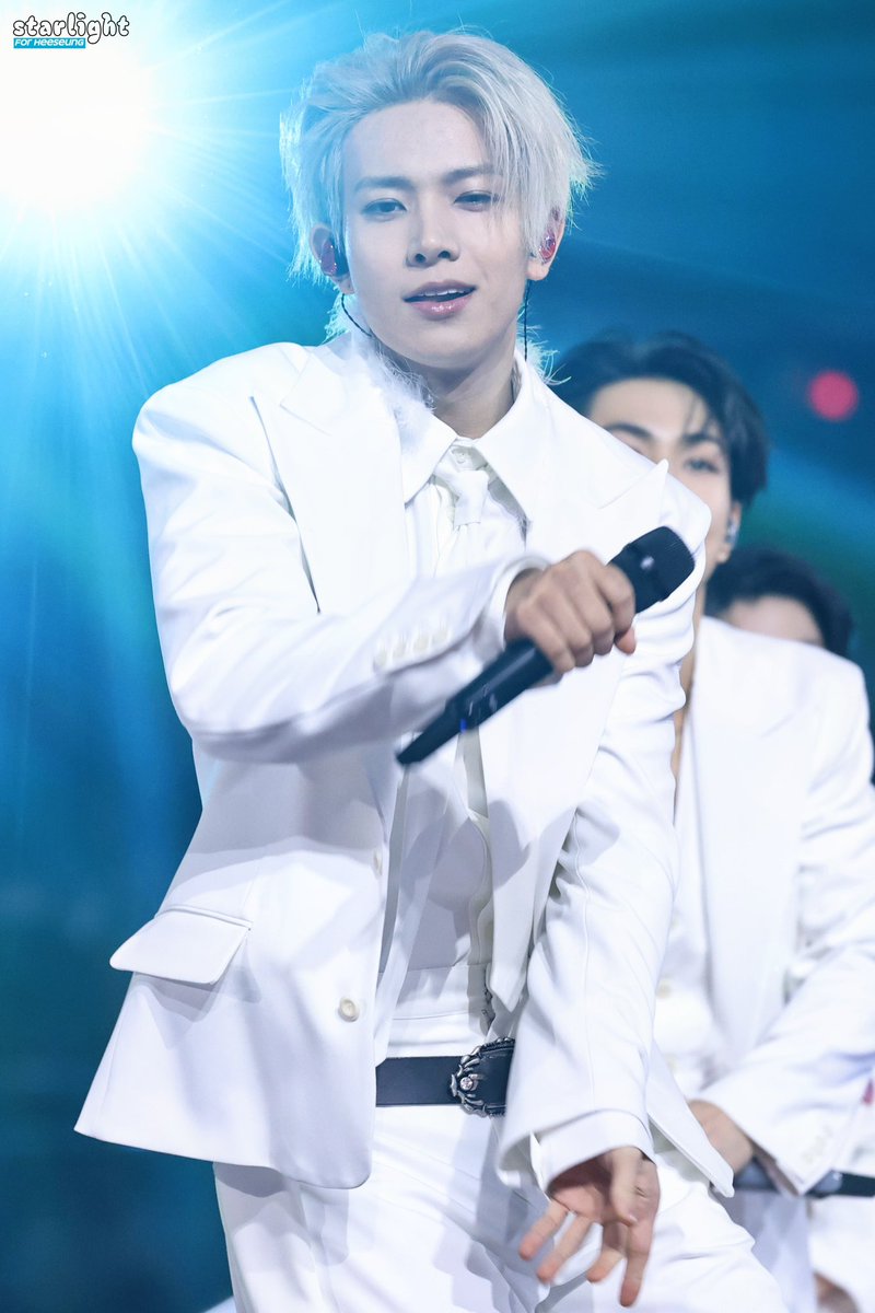 starlight.1015 tweet media