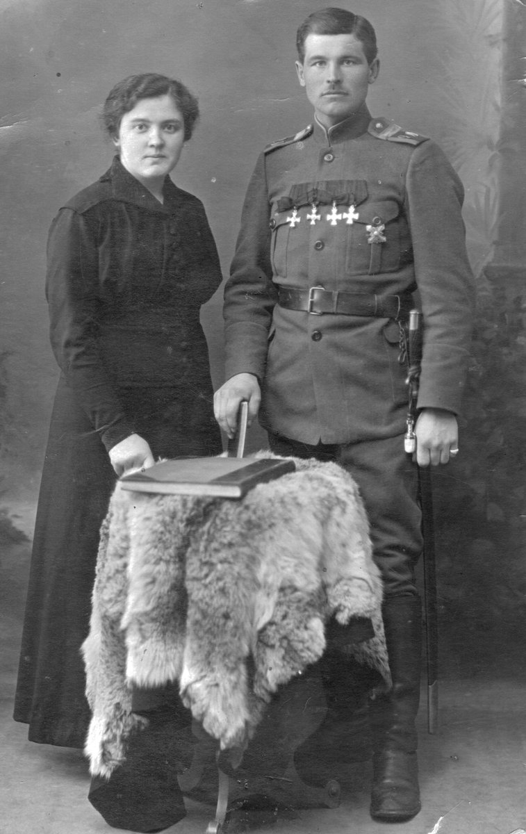 Šādi izskatās viena no daudzajiem simtiem mīklu, ko liek risināt strēlnieku grāmata.
Acīmredzami ļoti cienījams cilvēks - četri Jura krusti liecina par izcilu drosmi un pasakainu veiksmi. Uzpleči liek domāt par 2. Rīgas latviešu strēlnieku pulku. Bet... sarakstos nav neviena Jura