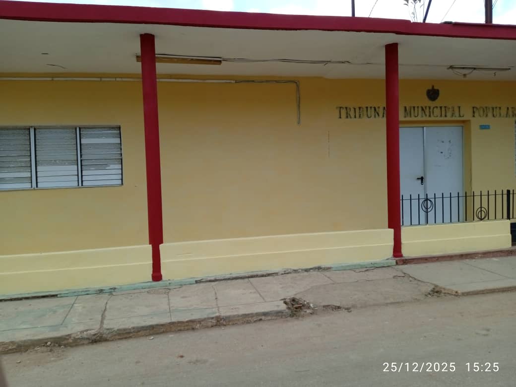 Con el acompañamiento de las autoridades gubernamentales del territorio, el Tribunal Municipal Popular de Quivican, también embellece sus áreas exteriores en vísperas del aniversario 67 de la Revolución.#NiUnPasoAtras