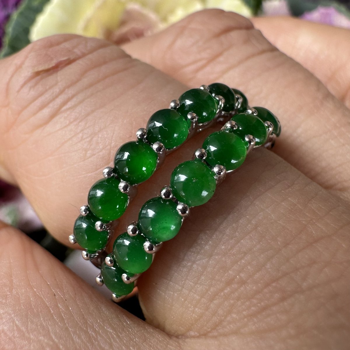 今回こちらで販売の3.5mmは上の濃い緑色のお色味の翡翠です。どちらが