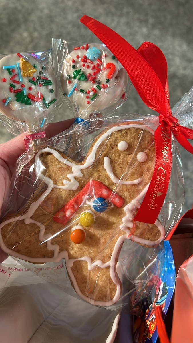 71yuhsin's tweet photo. 昨天買了很大的薑餅人餅乾🍪 https://t.co/3wXIjb9bru