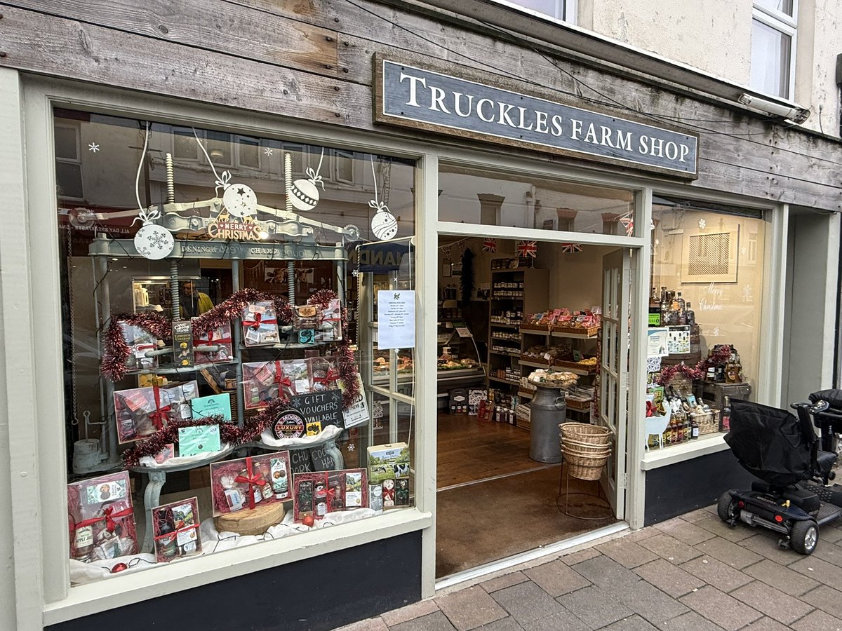 PHOTOS: Best-decorated Christmas shop windows in Burnham-On-Sea burnham-on-sea.com/news/photos-be…