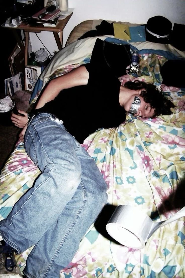 douleurexcquise's tweet image. You can put a random episode of supernatural and they will be doing this to Sam Winchester one way or another