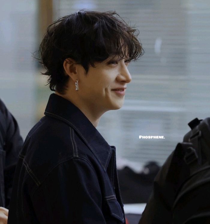 witch1vy's tweet image. “abs or biceps” HIS CURLS.. the curls I miss his curls😭😭😭😭