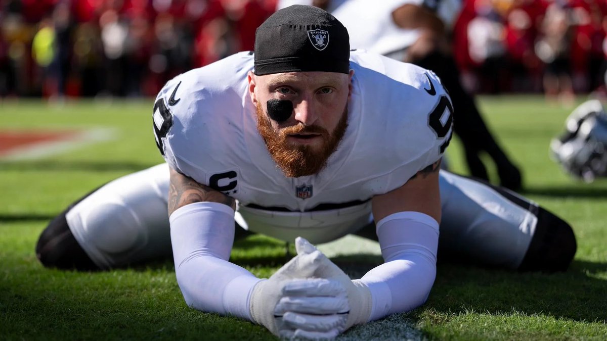 NFL_DovKleiman's tweet image. Uh Oh: The Raiders told Maxx Crosby that they’d be shutting him down for the rest of the season because of injuries that he’s been battling this season and he was PISSED, per @JayGlazer

Crosby “vehemently disagreed” with the discussion and left the building immediately.

😬😬😬
