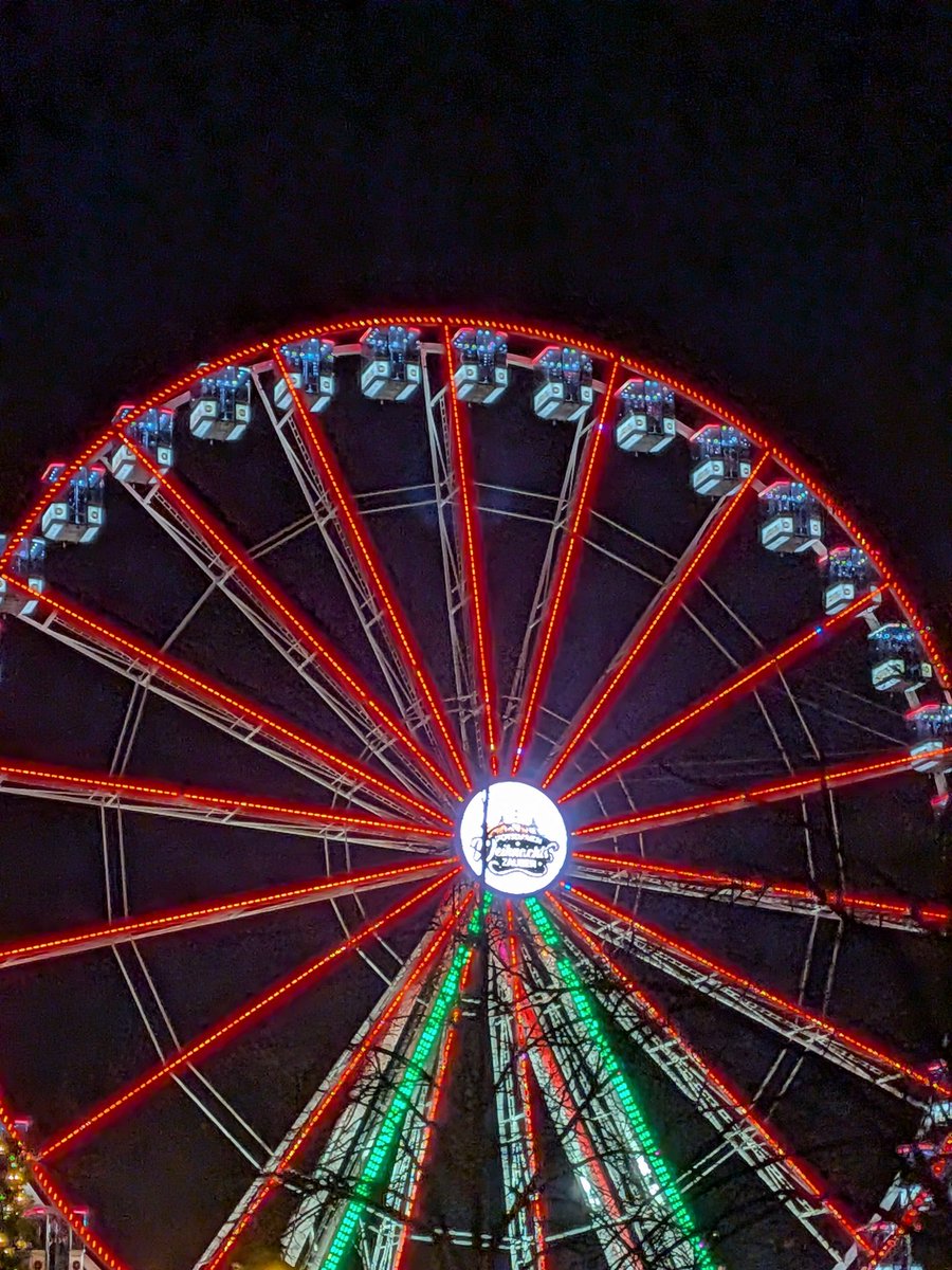 in81856's tweet image. Wo waren wohl mehr Menschen?

Selbst der predigende Pfarrer konnte seine Enttäuschung nicht ganz verbergen.

Kirche nebst Kirmes. #Weihnachten