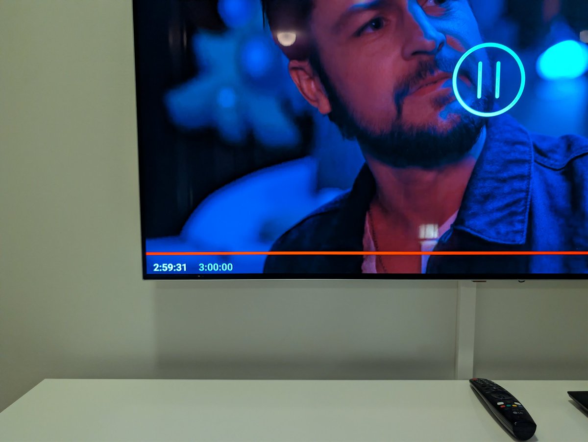 arnitorfa's tweet image. Síminn vs. Sýn. Þú getur ekki tímaflakkað hjá Sýn. Appið þeirra ömurlegt. Það er ekki furðulegt að Sýn sé að fara lóðrétt á hausinn. Því fyrr því betra.