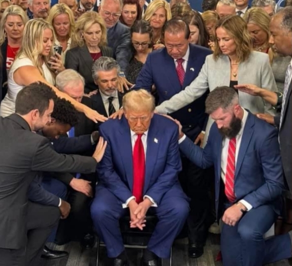 L’Amérique désaffiliée et la montée d’une religion politique / Dans un contexte de déclin religieux, le Maganisme apparaît comme une nouvelle forme de religion politique identitaire aux États‑Unis maganisme.netlify.app