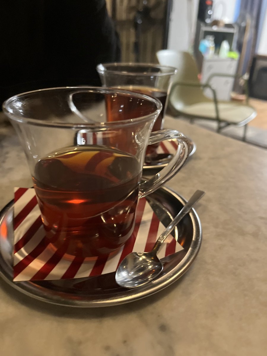 Arkadaşta zibilyon tane çay içmemiş gibi