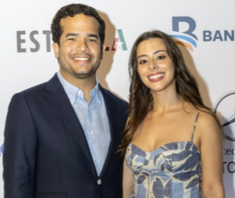 La MADRE: MIL MILLONES DE PESOS en contratos de “asfalto” sin ser ingeniera, hermana del ex-procurador Jean Alain Rodriguez.
La HIJA: contribuye con ese dinerito a la campaña del heredero de la corrupción.
Dios los cría y los corruptos se juntan.