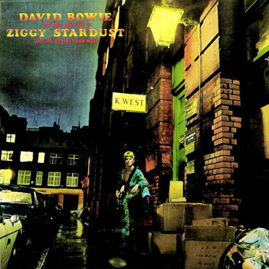 #Top31DavidBowie

5
💿 ...Ziggy Stardust...
🎶 Moonage Daydream

"I'm an alligator..."

I don't think of Ziggy as anywhere near my favourite Bowie record, but it's the only one with two songs in my Top 5.

This is such an addictive song, and absolutely top tier Bowie.