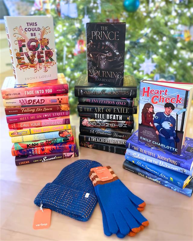 ICYMI you can now enter for a chance to win all 25 Reads of December, PLUS a cozy hat and gloves set from Verloop! Get all the details here: simonteen.com/2025/12/22/ult… 

No purch nec. US res only 13+/18+/21+: STARTS 12/22/25-ENDS 12/28/25 Subject to rules: simonteen.com/41283-2/