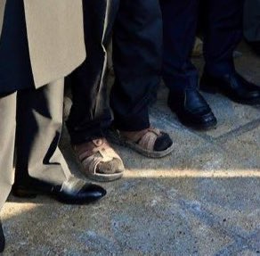 Evi yıkık, halısı hasır, döşeği çuldur.
Oğlu şehit, torunu yetim, gelini duldur. 
Neden hep vatanı koruyanlar yoksuldur?

Irak'ta Şehit olan Piyade Uzman çavuş Taner Arı'nın babası, oğlunun cenazesine terlikle katılmak zorunda kaldı.

Babanın, belediyede temizlik işçisi olarak