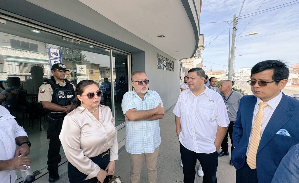 SofiaEspinRC's tweet photo. Desde #SantaElena. No cumplen la orden del Juez de que Jorge Glas se encuentre de cuerpo presente en su Audiencia de Habeas Corpus. ¿Cómo van a constatar su deterioro? ¡¡Es insólito!!
#LibertadParaJorgeGlas https://t.co/WpheMAEA7E