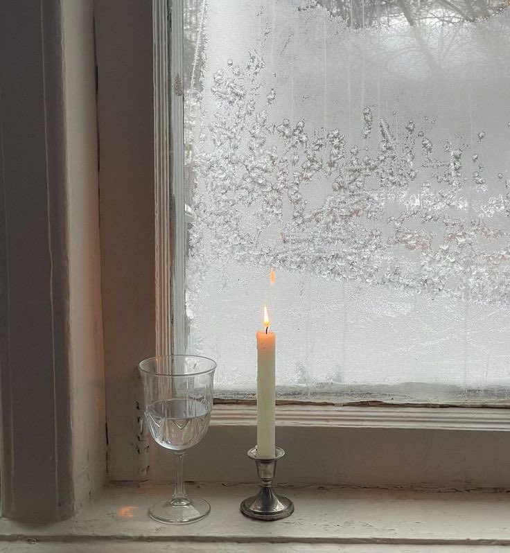 eyretartt's tweet image. —she cannot fit in