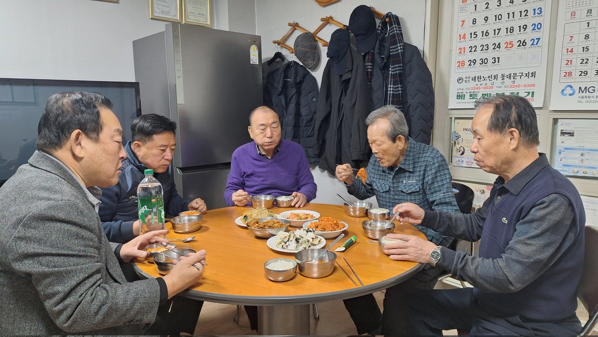연말을 맞아 소속 직능단체와 자매결연을 맺은 청계한신 경로당에서 집행부를 초청해 주셔서 다녀왔습니다. 예상보다 많은 회원분들과 함께 모여 정겨운 분위기 속에서 웃음꽃을 피우며 맛있는 점심 한 끼를 즐기고 왔네요