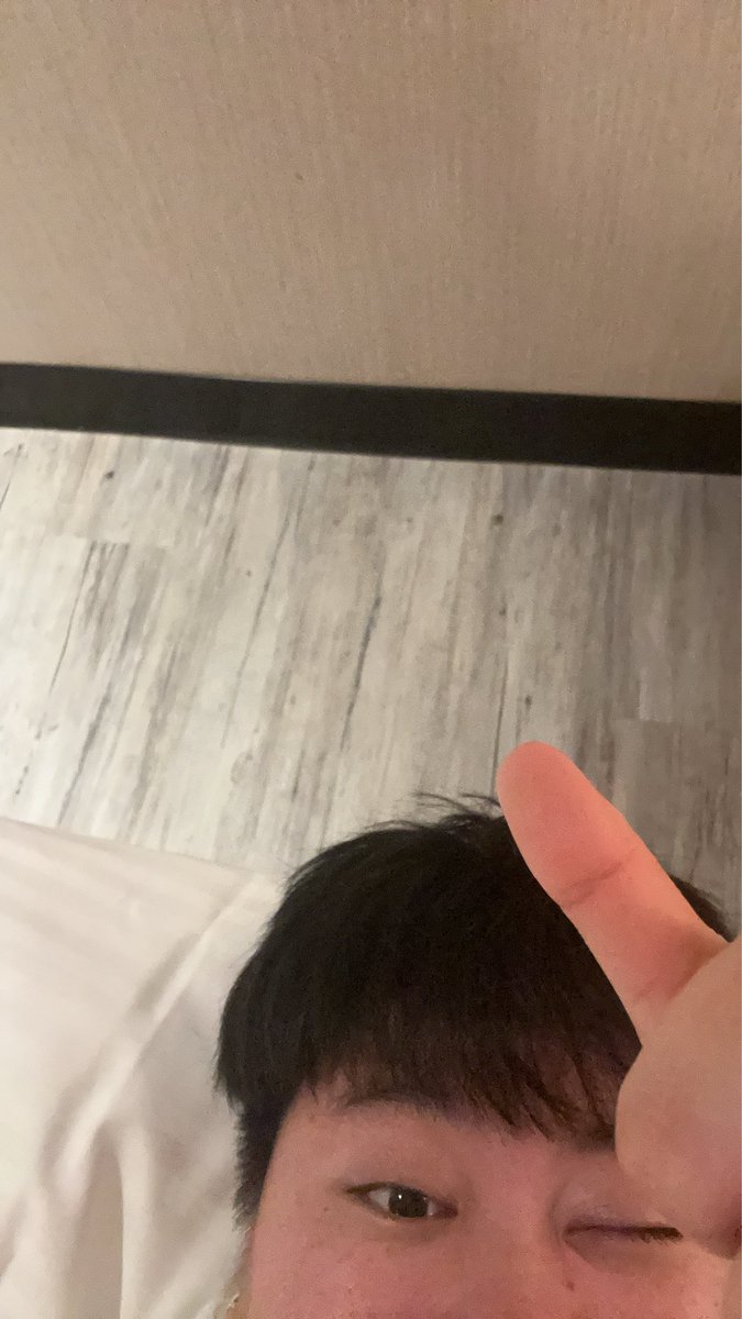 最近發生很多事，但很努力在想辦法解決，希望最後可以平安順利。
可以看到愛的人笑大概是這世界上最幸福的事了，大家晚安喔！