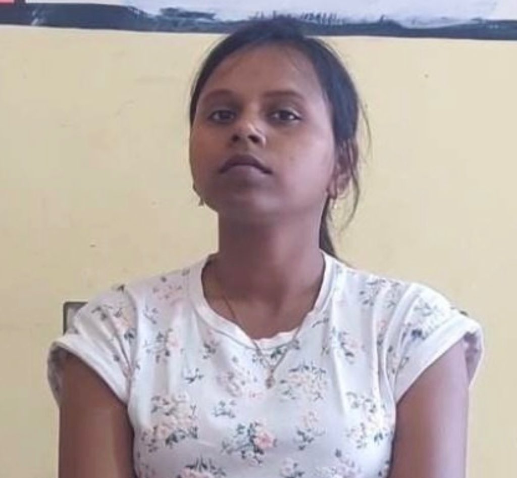 AmitJogi's tweet image. मैं, बहन आकांक्षा टोप्पो जी की गिरफ्तारी की कड़ी निंदा करता हूँ । 

ये ‘डबल’ नहीं ‘दुर्बल इंजन’ सरकार है जो नेतृत्वहीनता से ग्रसित है और आमजनों के बीच अपनी लगातार गिरती साख से हताश होकर युवा सोशल मीडिया इन्फ़्लूएंसर्स के मुँह बंद कर रही है । 

कामिया जानी (Curly Tales) से ‘रील’…