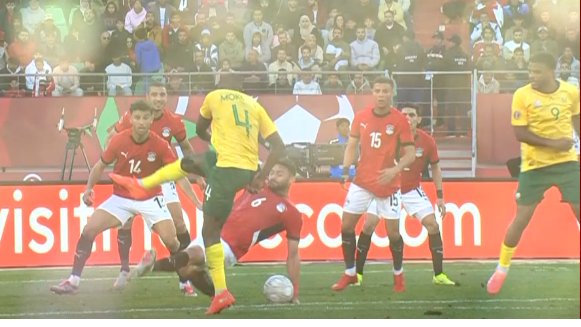 TouchlineX's tweet image. 📸 - THIS IS CRAZY! THIS WAS NOT A PENALTY FOR SOUTH AFRICA IN THE LAST MINUTES OF THE GAME AGAINST EGYPT!

CRAZY, CRAZY, CRAZY! THE SOUTH AFRICA FANS ARE ANNOYED!