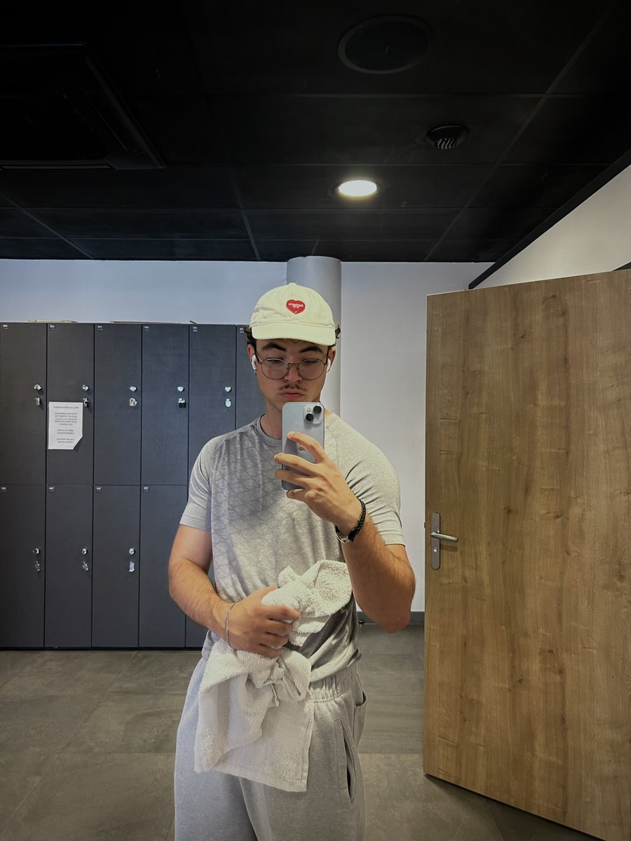 Timothug_'s tweet image. :3