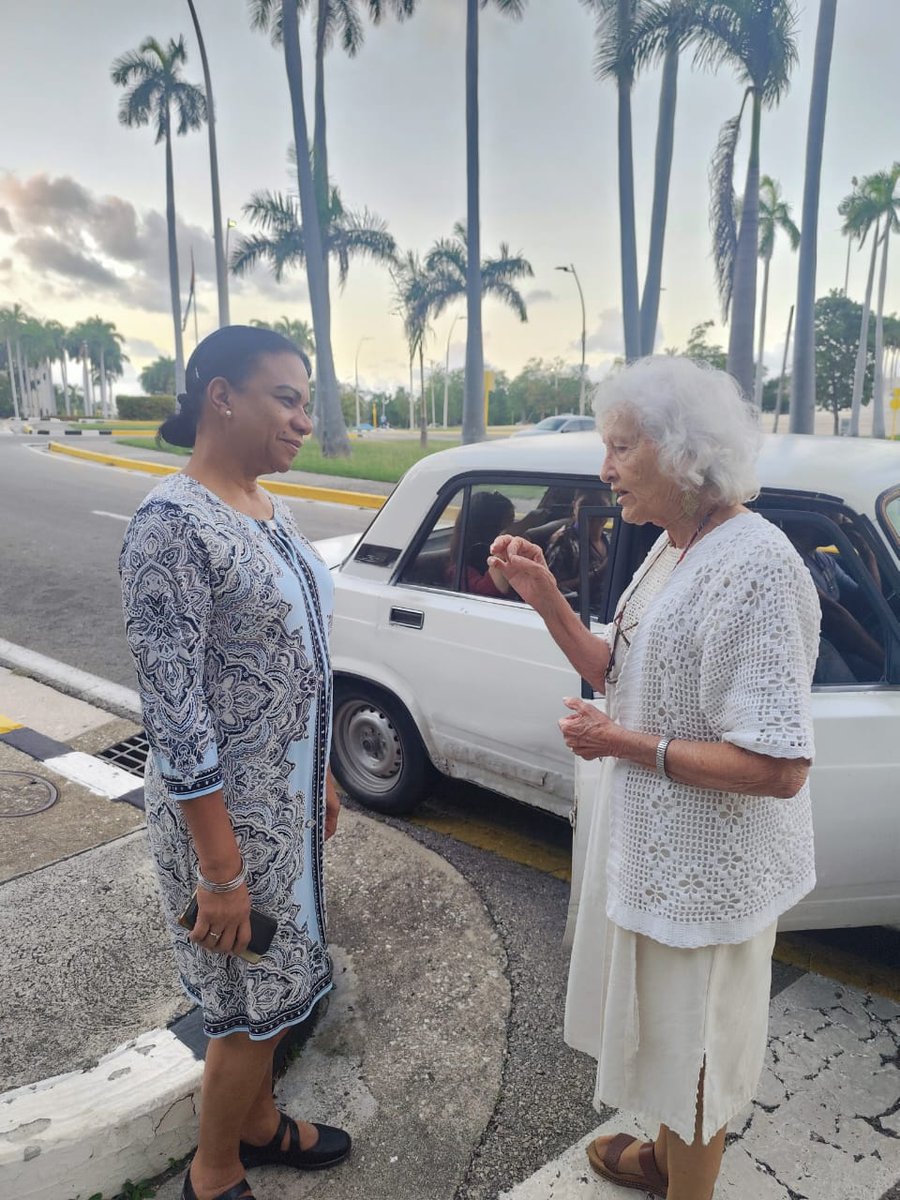 Un encuentro casual, linda y provechosa conversación con una mujer que sigue contribuyendo a la nación. Trasmitió las experiencias aprendidas del Comandante en Jefe, del trabajo junto a Vilma Espín y quedamos en continuar el diálogo. Gracias y felicidades.
#100AñosConFidel #Cuba