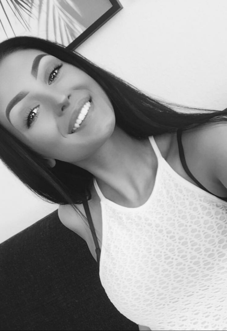 FrauenDaten's tweet photo. User: Viola 

Hallo meine Lieben,
ich bin auf der Suche nach ein bisschen Abwechelung im normalen Alltag. Bin freundlich, aufgeschlossen und liebe das Leben. Ob ich für immer Single sein möchte, glaube ich nicht, deswegen vielleicht klappt hier ja auch etwas "mehr".
#Flirten #Singles #Kennenlernen #NetteGespräche #Chat