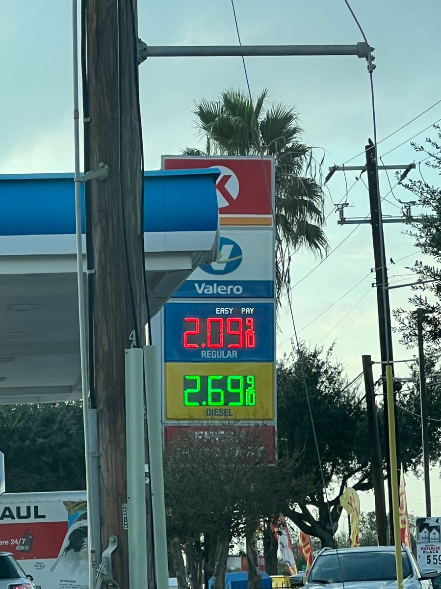 JaimeCCS's tweet photo. ⚠️ 2.5 veces más cara en México que en EEUU. ⚠️

¿Se acuerdan cuando el VGT meado, nalgas cagadas e #HDSRPM cacareaba que la gasolina en EEUU estaba más cara que en México?

Aquí les va un dato. Hace un par de días regresé de McAllen, TX, con la novedad de que la gasolina está a menos de la mitad de lo que se vende en México. 

Aritmética básica:

2.0999 por galón. Eso lo dividimos entre 3.785; nos da 0.5548 UDS el litro. Tomando un tipo de cambio de 18 por dólar, tenemos que el litro de gasolina regular (equivalente a la Magna), nos da un total de $9.98 por litro. 

¿Cuántos litros de gasolina importada a este precio se van de huachicol y se desvían a la dictadura cubana?

La foto la tomé yo, para que no salgan con que está alterada o es IA.