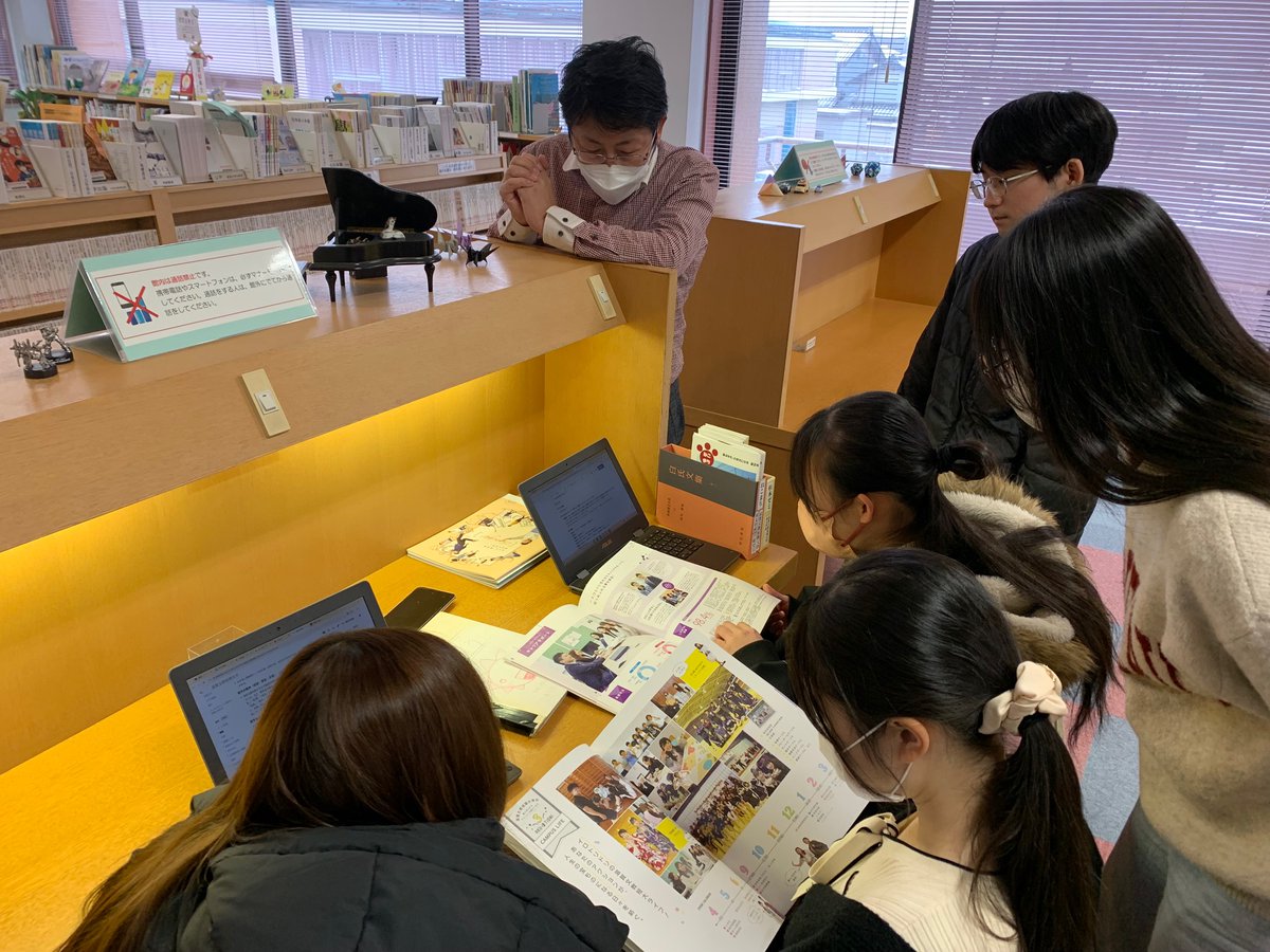 Shigabunkyo's tweet photo. 今日の「ボランティア」の授業は、先週に引き続き、Wikipediaの本学の記載の編集です。今回は、資料のチェック。昔の学校案内を取出して来ました。今との違いを発見しては、大盛り上がり。でも、自分たちは今日が最後の授業で、あと３か月で卒業。そして、このキャンパスも残り１年余。さみしさも…。 https://t.co/aM2ExyhiFe