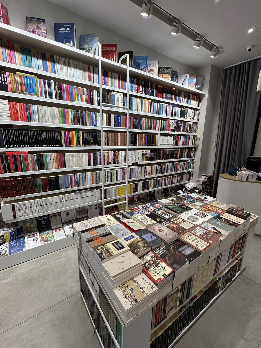 Üsküdarda keyifli mola mekanlarımdan 1727 kitap cafe. Yeni çıkan kitapları takip edip inceleyebiliyorsunuz. Mekan adını İbrahim Müteferrikanın matbaasını açtığı yıldan alıyor