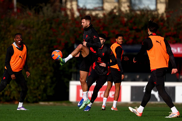 超貴重11/12A.C.ミラン・オフィシャルUEFA CL用トレーニングトップ