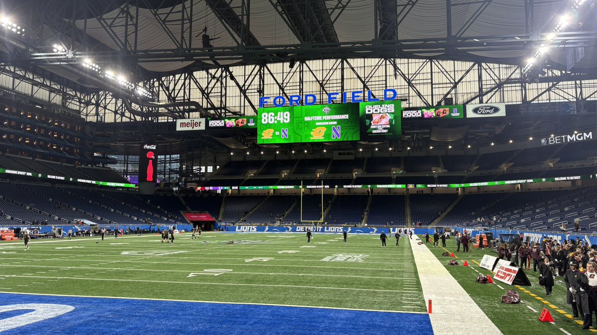 Front row for the #GameAboveBowl between CMU and Northwestern! Temp outside, 31°F and freezing rain. Inside, 70°F and calm. <a href="/CMUAthletics/">CMU Athletics</a> <a href="/SickosCommittee/">Sickos Committee</a> #MACtion #FireUpChips
