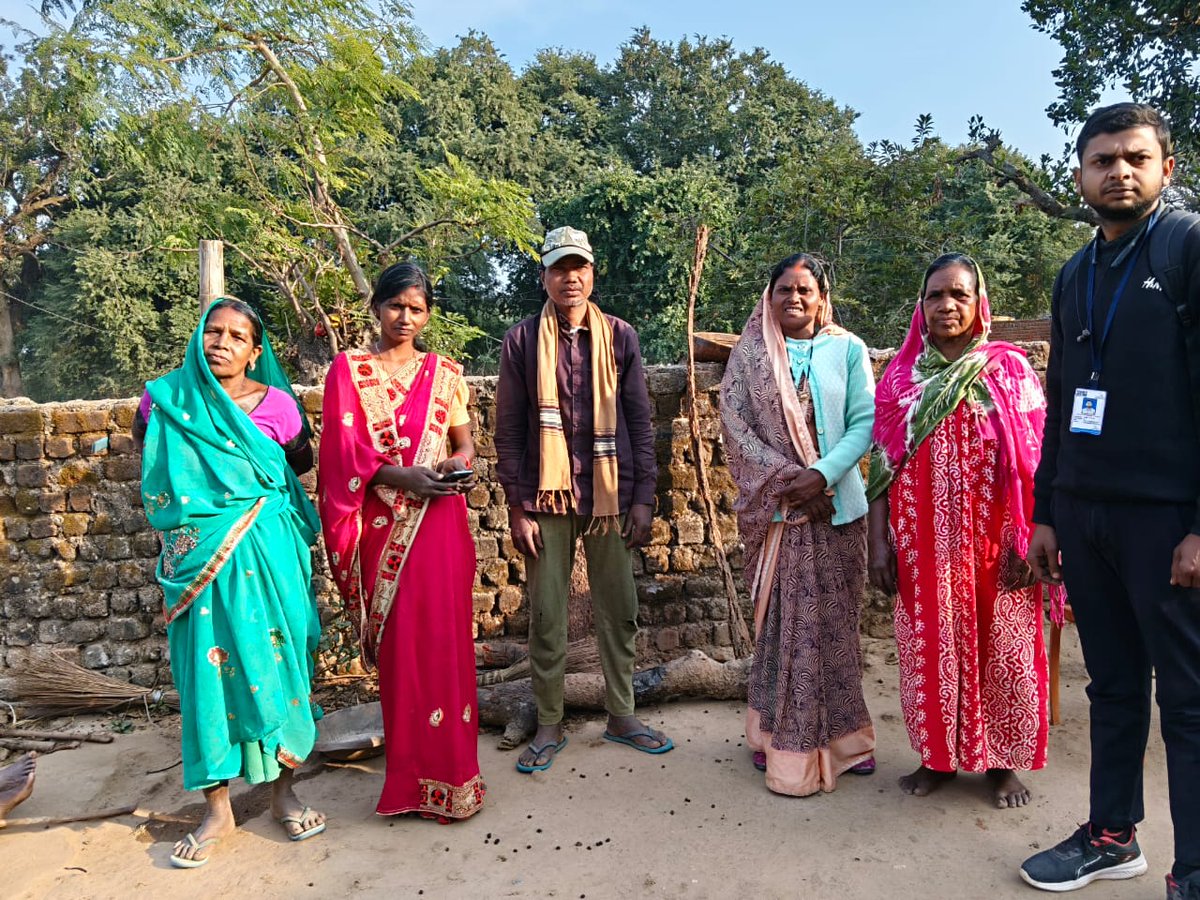 CCgpvs's tweet image. संस्थान (CGPVS) द्वारा जिला बलरामपुर–रामानुजगंज (छ.ग.) के ग्राम सभा भवानीपुर खुरा, ओबरी, जतरो, बड़कीमहरी डुमरखी, पिपरशोत एवं जमुआटाड़ में उपस्थित होकर मैरिज रजिस्टर तैयार किया गया तथा बाल विवाह न करने हेतु जन-जागरूकता व परामर्श दिया
@JustRightsfound 
@CMFreeWorld