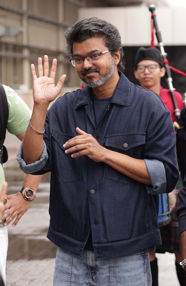 ImMeenakshi22's tweet photo. It’s neither Pongal nor Diwali…
Yet the vibe, noise, and madness around #ThalapathyThiruvizha is taking over social media and all of Tamil Nadu 💥🔥 https://t.co/IqB7k1ERYY