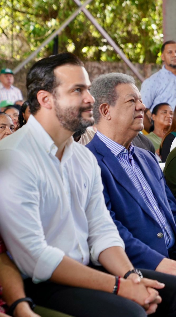 Hoy celebramos un año más de nuestro líder y presidente @leonelfernandez. Que Dios lo llene de alegría, bendiciones y grandes realizaciones. 

Como niño me inspiró, como joven tuve la oportunidad de conocerle y ser parte de su visión en los modelos de Naciones Unidas y OEA, y