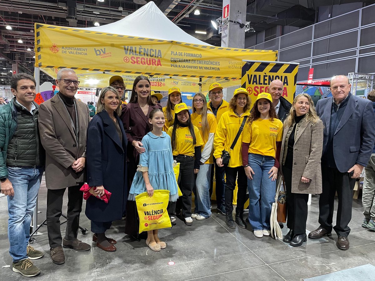 MncGCS's tweet image. Finalizamos el recorrido en @ExpoJoveVLC por @BombersValencia, Seguridad ciudadana y @valenciabasket 

✨🎄🎁