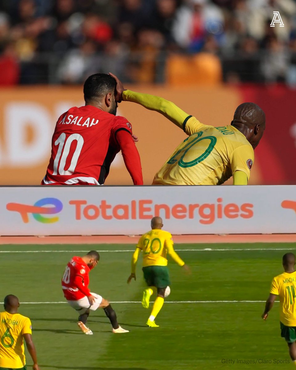 TheAthleticFC's tweet image. 𝗛𝗼𝘄 𝗼𝗻 𝗲𝗮𝗿𝘁𝗵 𝘄𝗮𝘀 𝘁𝗵𝗮𝘁 𝗮 𝗽𝗲𝗻𝗮𝗹𝘁𝘆?

There seemed to be only two people watching who thought South Africa’s Khuliso Mudau had actually committed an offence worthy of being penalised when his flailing hand touched Mohamed Salah’s forehead.

Unfortunately for…